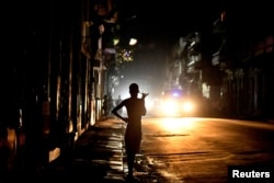 La gente en la calle por la noche durante un apagón en toda la isla, en La Habana, Cuba, el 18 de octubre de 2024. REUTERS/Norlys Perez